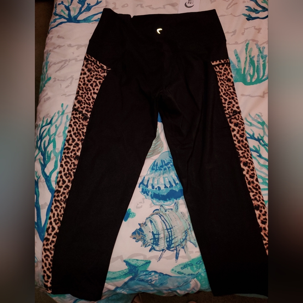 ZYIA Active Plum Pocket Light n Tight HI- Rise Capri 20" Black with Leopard Trim